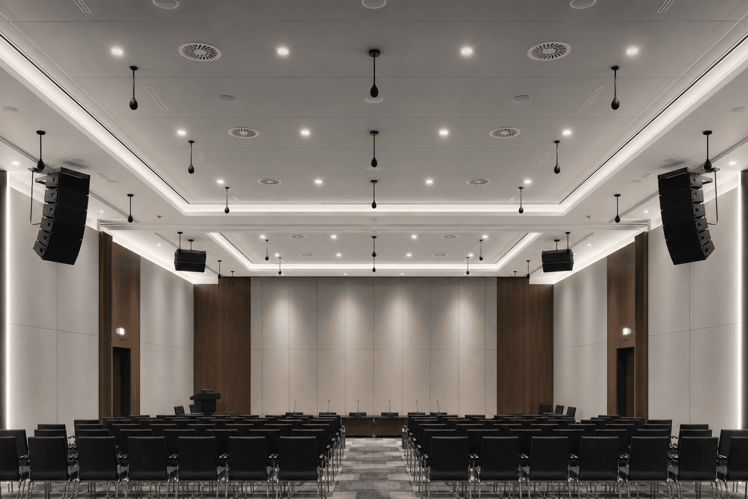 Konferans salonu mikrofon ve hoparlör altyapısı